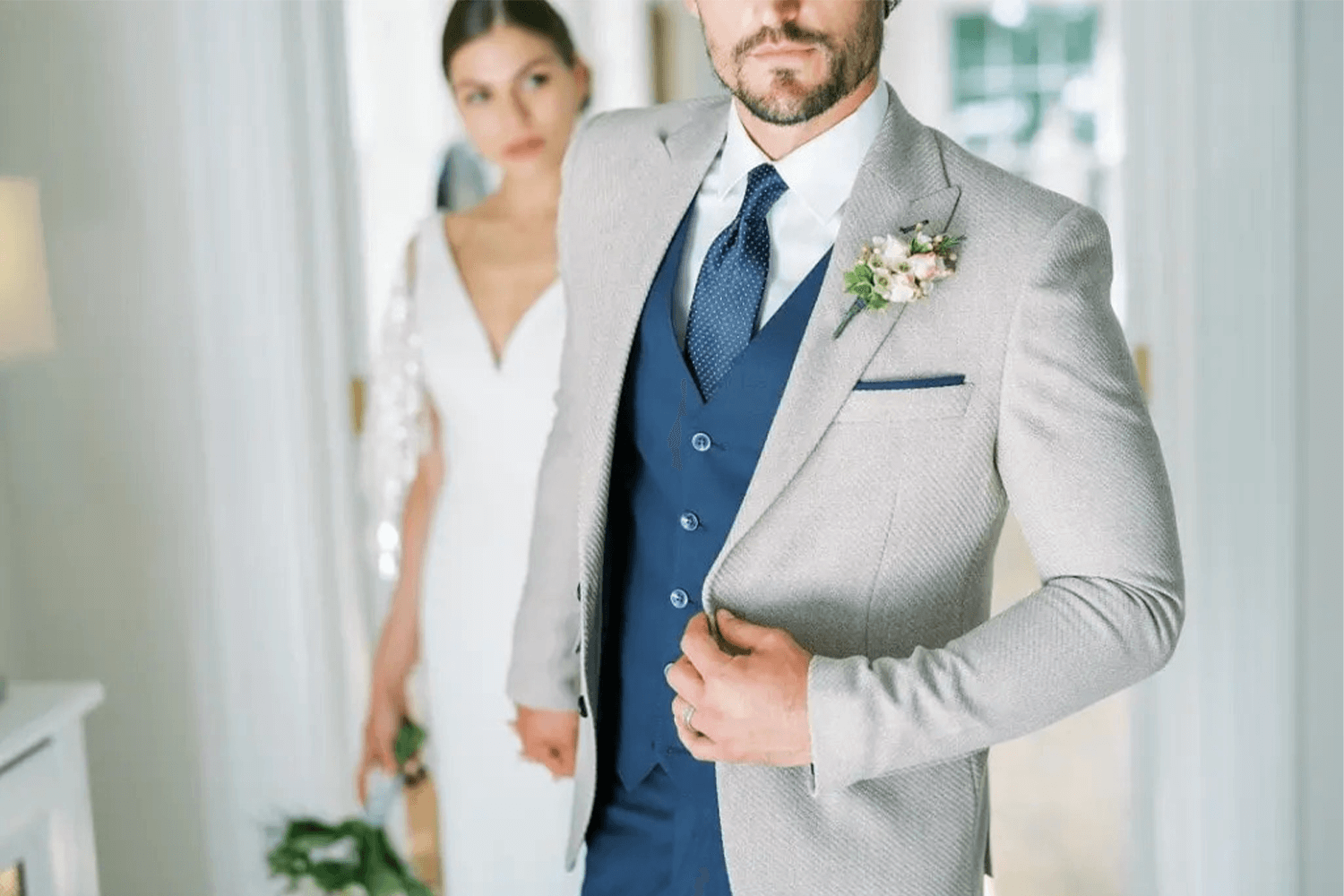 اليك بدلة عريس تناسب فستانك