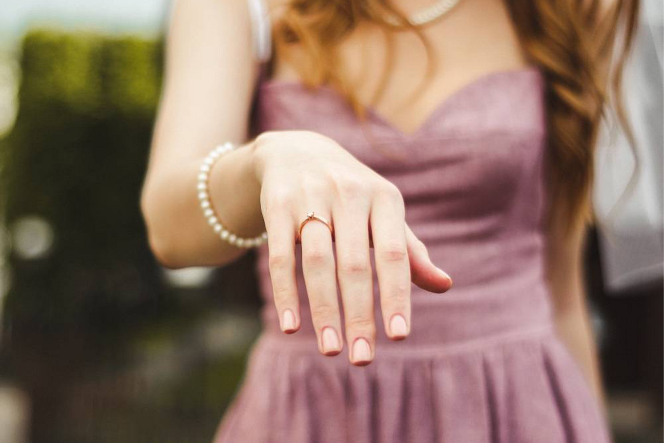 ! اجمل الوان فساتين الخطوبة: اطلعي عليها