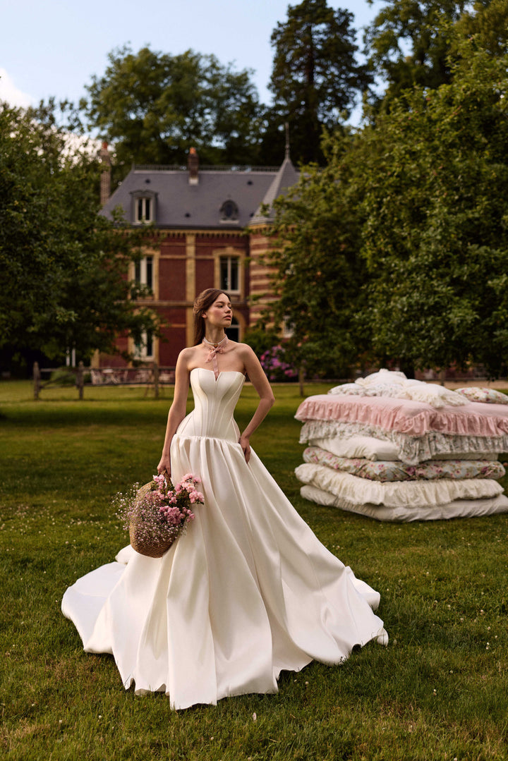Milla Nova, Clyra, Timeless Wedding Dress | Esposa