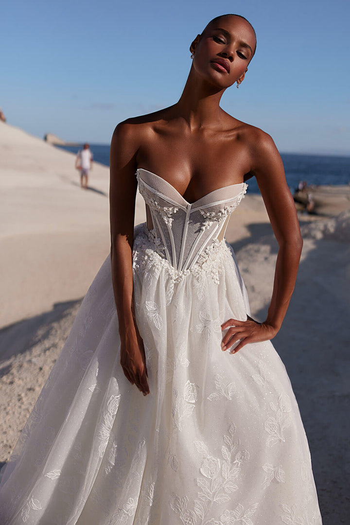 Eva Lendel, Sweetheart Neckline Gown | Esposa