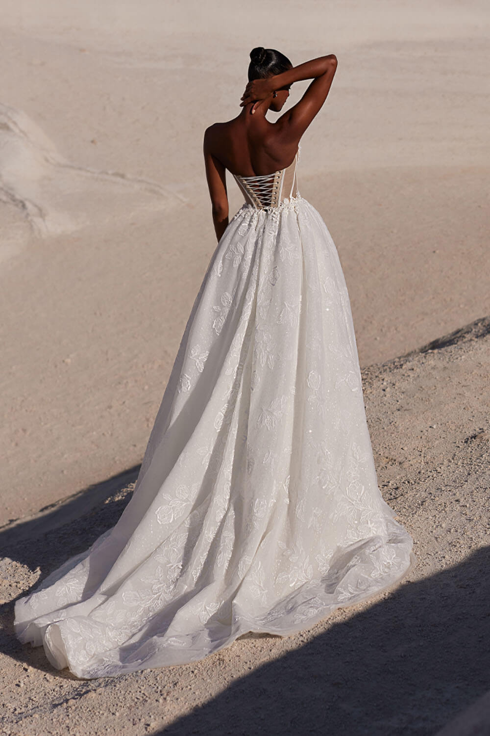 Eva Lendel, Sweetheart Neckline Gown | Esposa