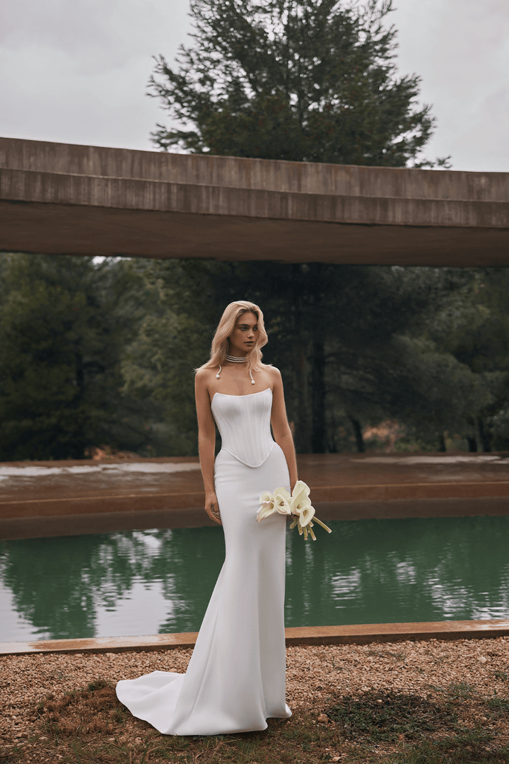 Eva Lendel, Striking Mermaid Gown | Esposa