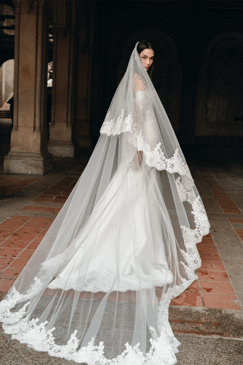 Monique Lhuillier, Sophisticated Mermaid Gown | Esposa