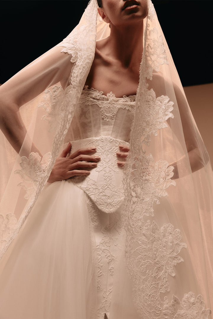 Kristie Romanos, Berta, Romantic Lace Straight Gown | Esposa