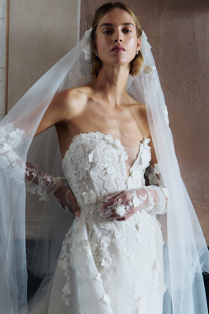 monique lhuillier lace strapless wedding dress Monique Lhuillier, Fleur de Lis Wedding Dress Save 38%