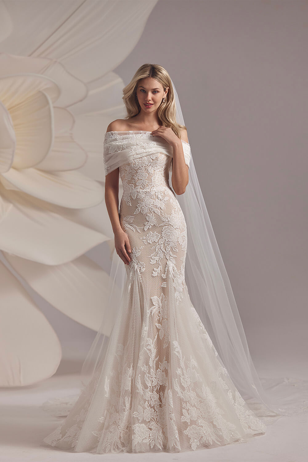 Eva Lendel, Off Shoulder Dress | Esposa