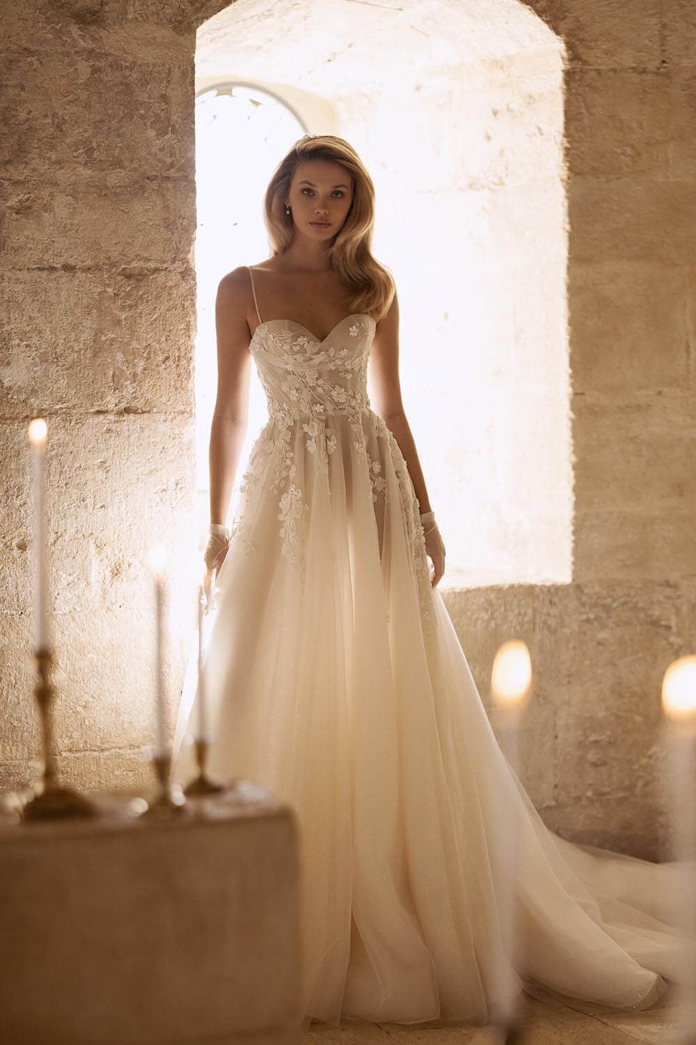 Eva Lendel, Simple A-line Gown | Esposa