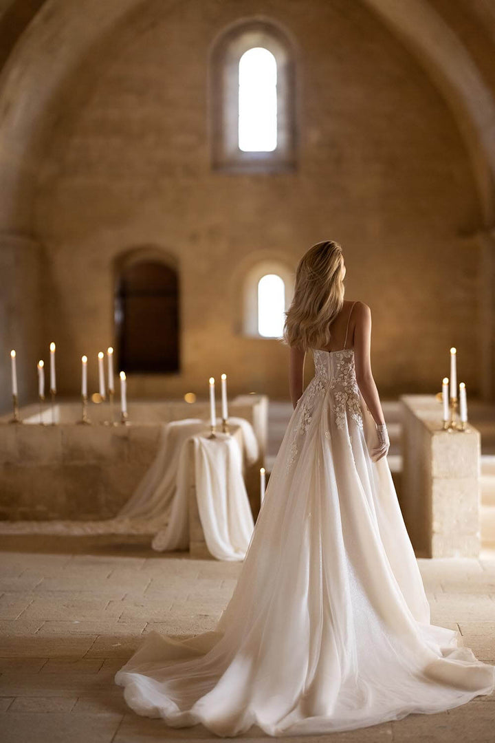 Eva Lendel, Simple A-line Gown | Esposa