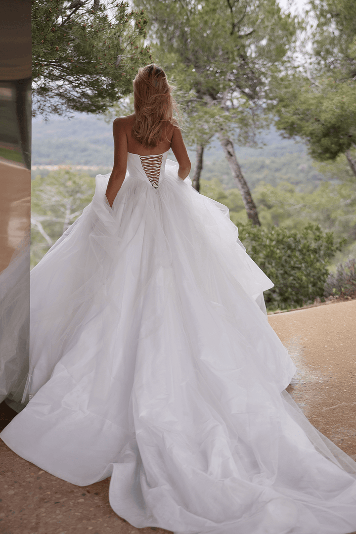 Eva Lendel, Radiant Ball Gown | Esposa