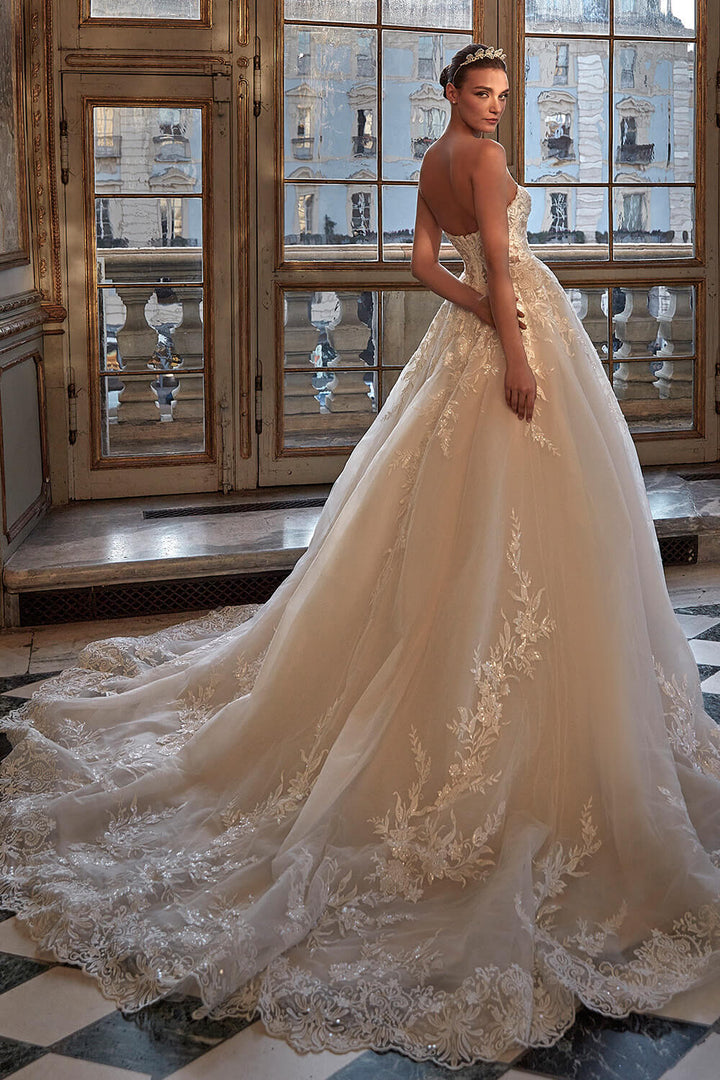 Pronovias Privée, Romantic Wedding Dress | Esposa