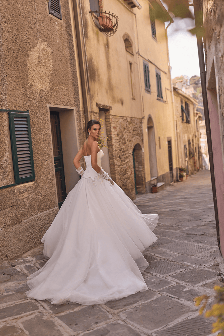 Wona Concept, Sculptural Ball Gown | Esposa