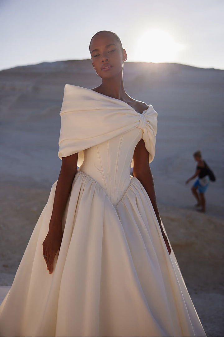 Eva Lendel, Voluminous Bridal Gown | Esposa