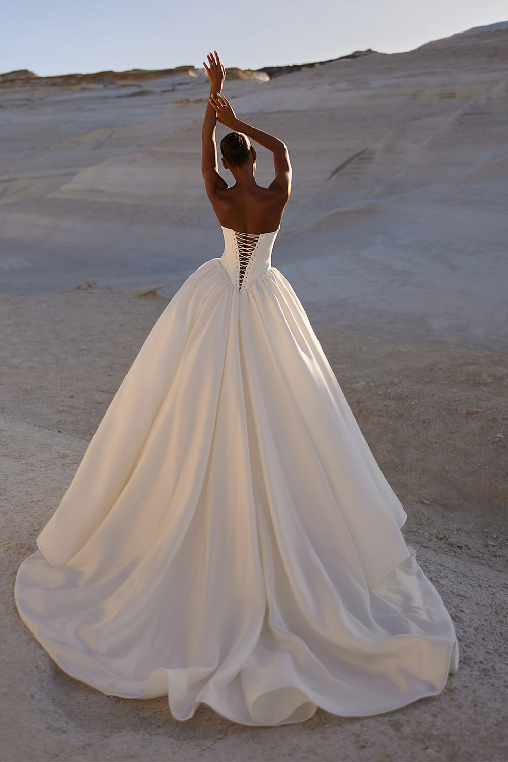 Eva Lendel, Voluminous Bridal Gown | Esposa