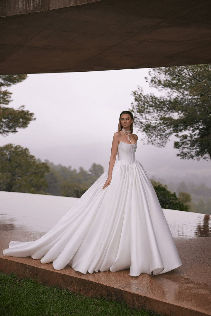 Eva Lendel, Lake, Striking Ball Gown | Esposa