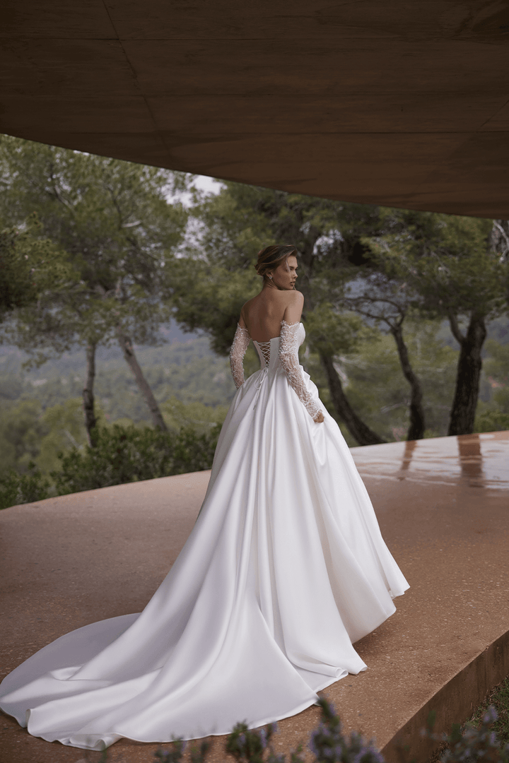 Eva Lendel, Daring Ball Gown | Esposa