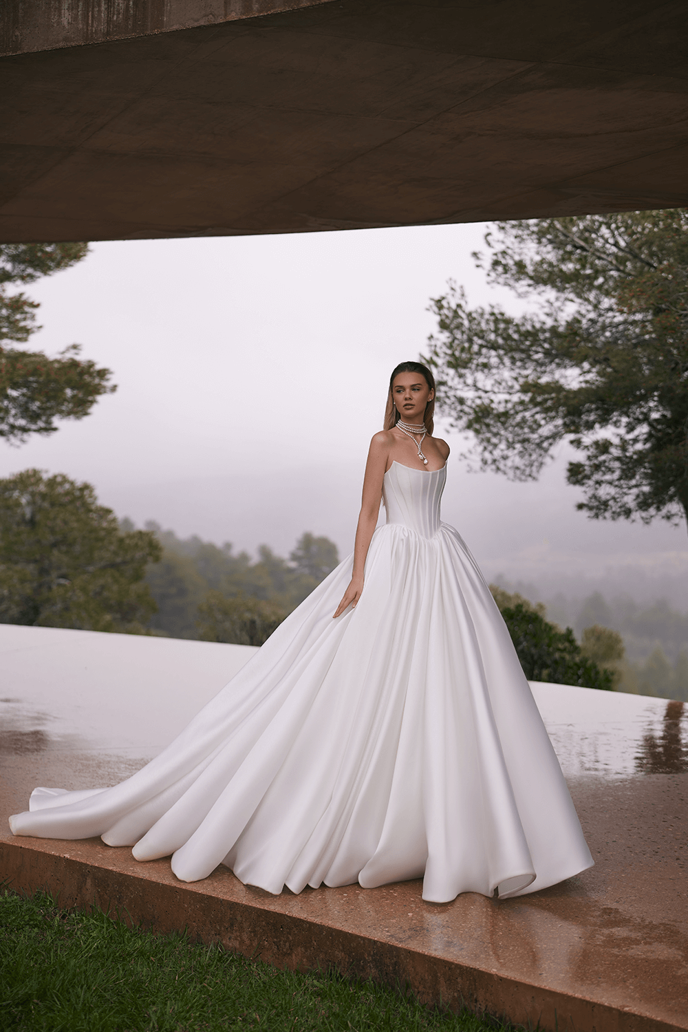 Eva Lendel, Striking Ball Gown | Esposa