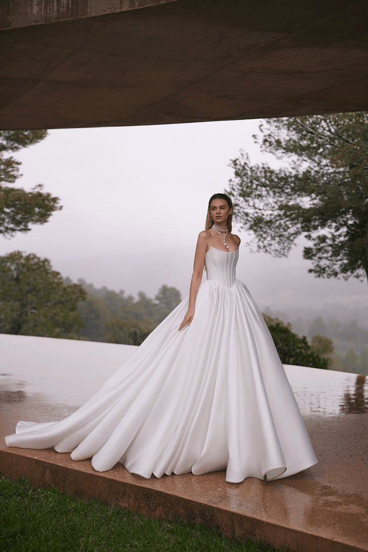 Eva Lendel, Striking Ball Gown | Esposa