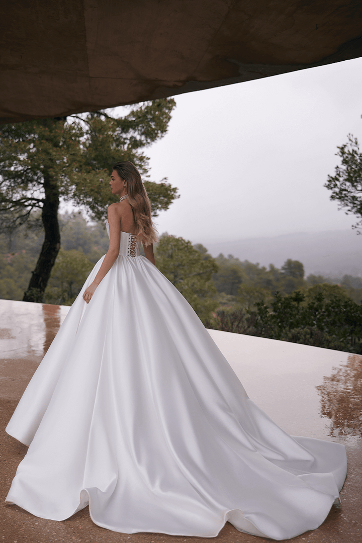 Eva Lendel, Striking Ball Gown | Esposa