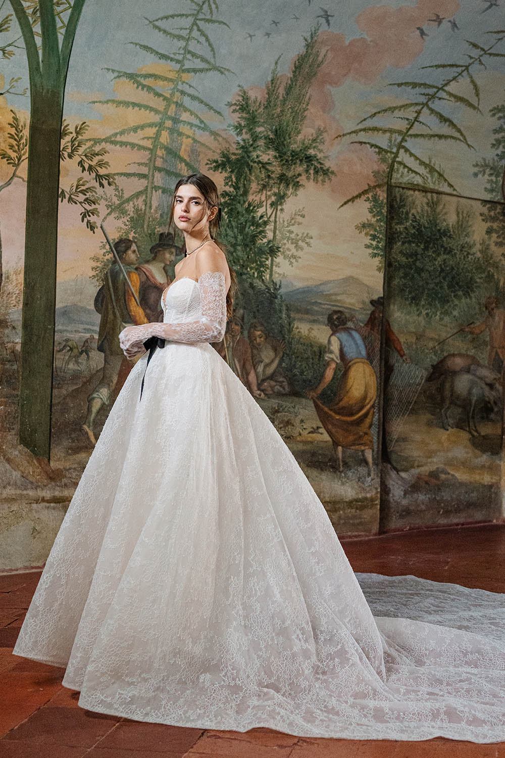 Monique Lhuillier, Darling Elegant Lace Dress | Esposa