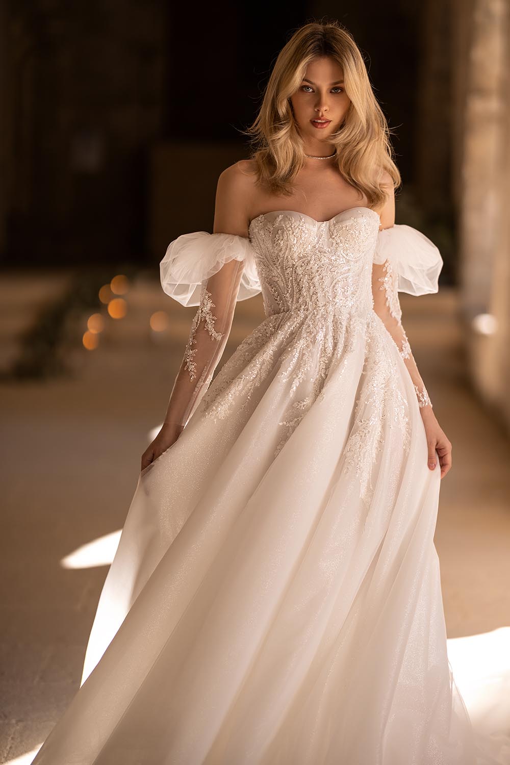 Eva Lendel, Modern Lace Gown | Esposa