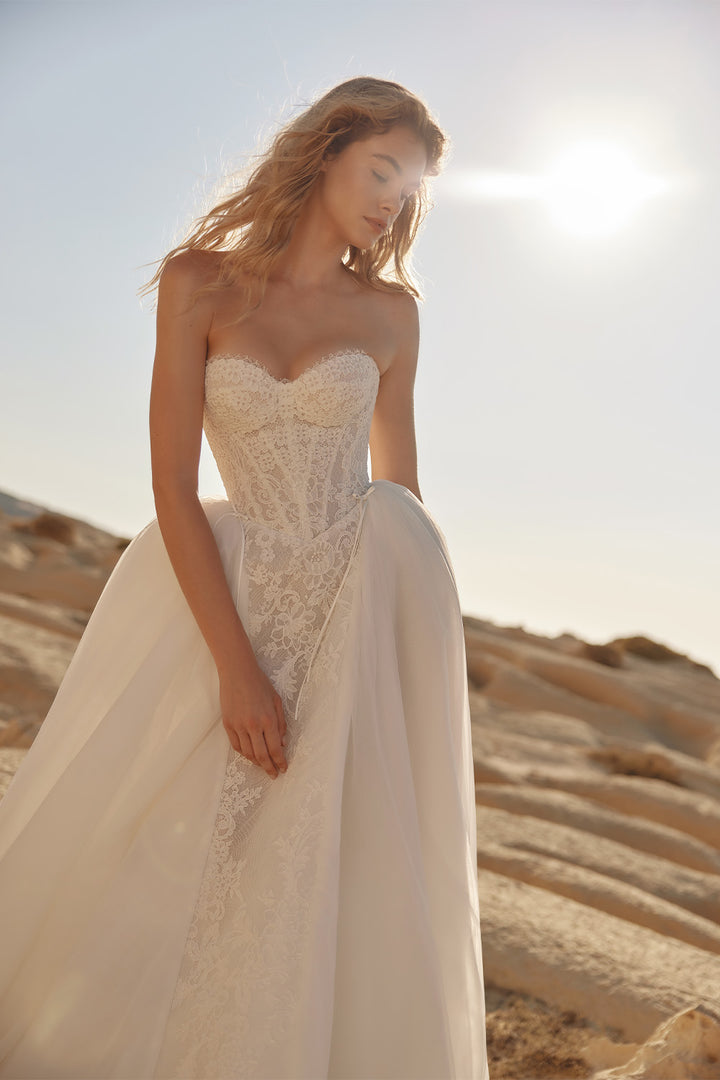 Eva Lendel, Topaz, Sweetheart Lace Bridal Gown | Esposa