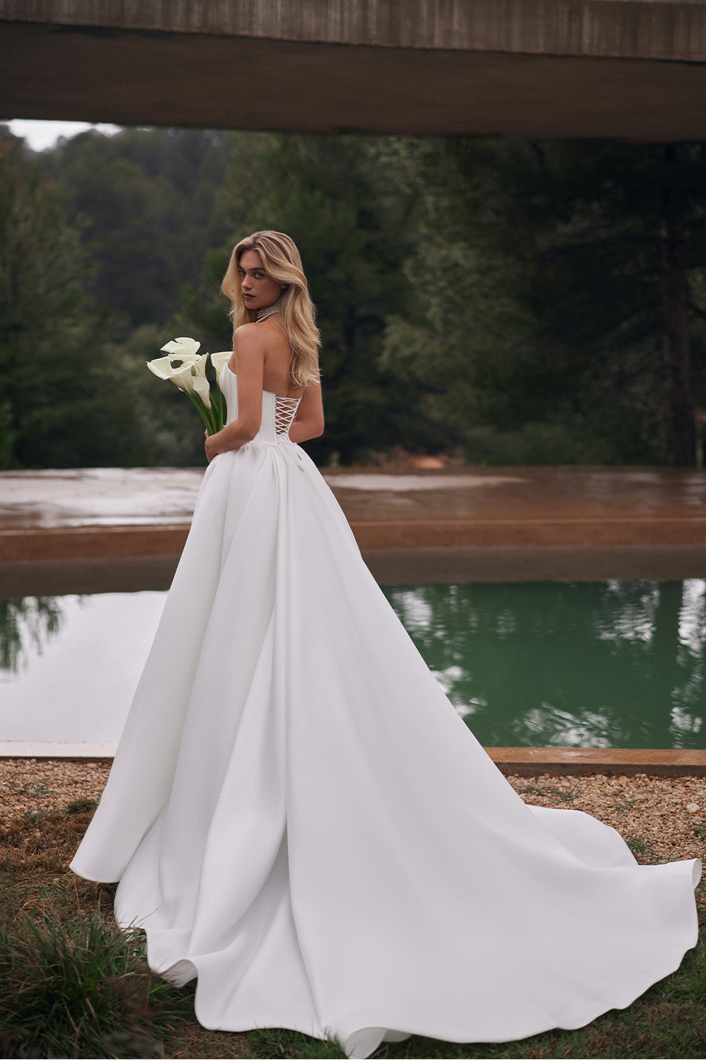 Eva Lendel, Anisia, Striking Gown | Esposa
