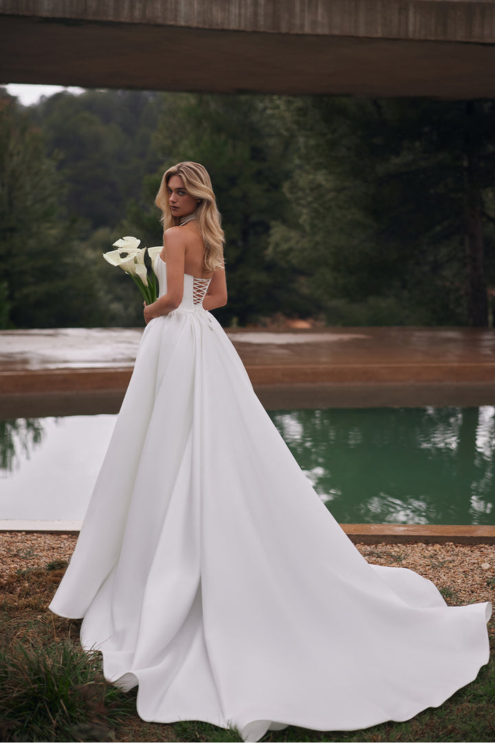 Eva Lendel, Anisia, Striking Gown | Esposa