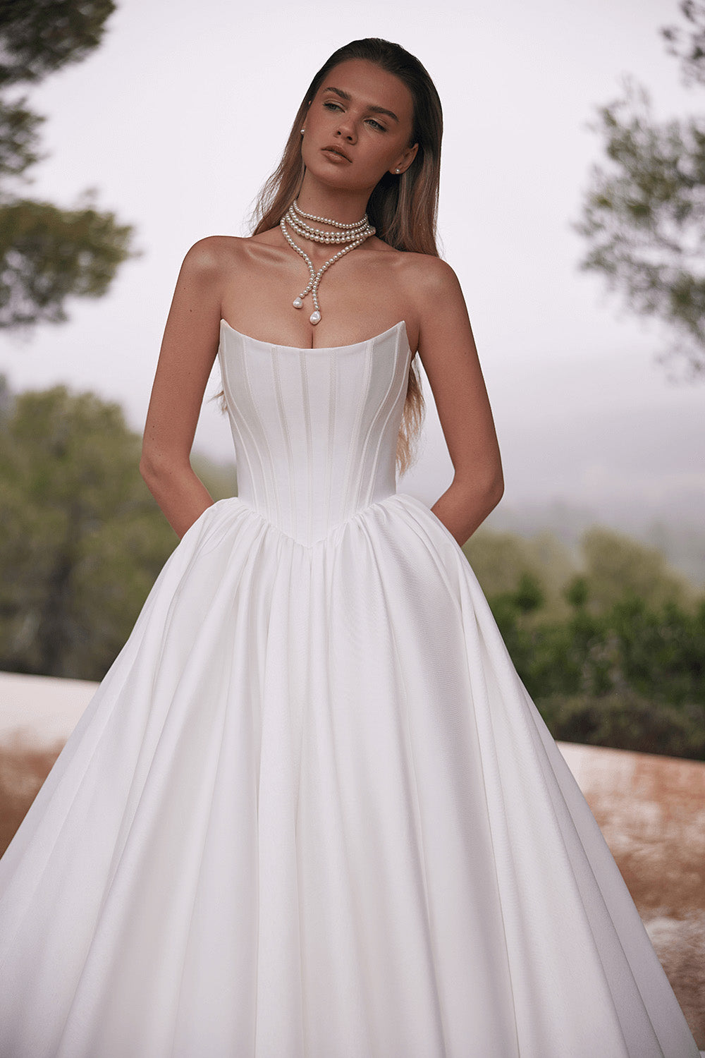 Eva Lendel, Lake, Striking Ball Gown | Esposa