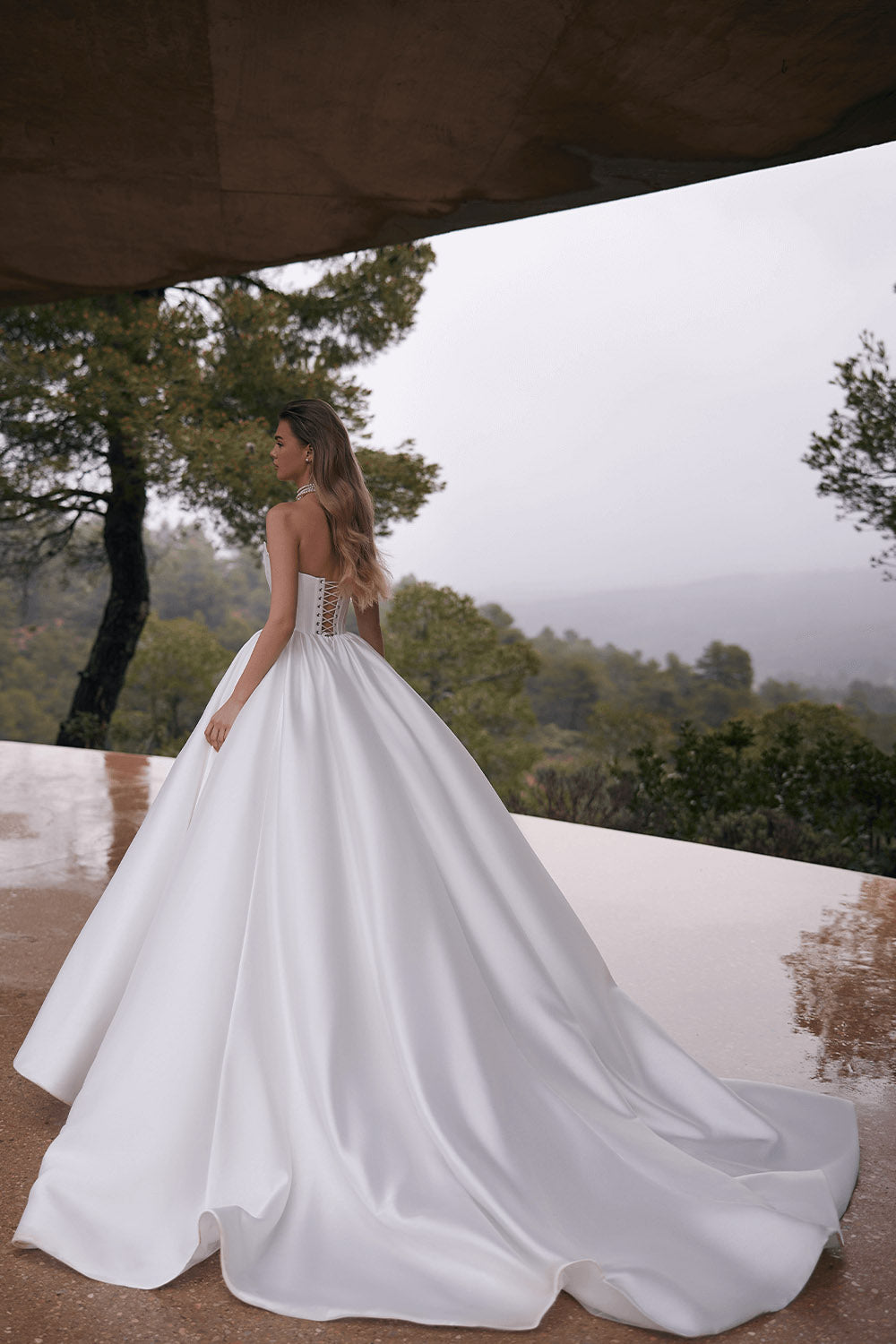 Eva Lendel, Lake, Striking Ball Gown | Esposa