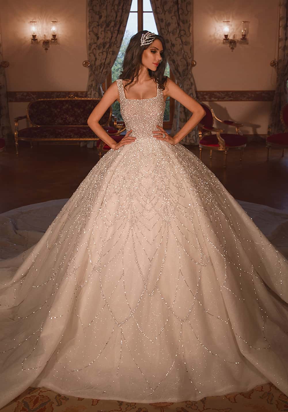 EMERLAD | Princess-cut wedding dress with V-neck | Pronovias Privée