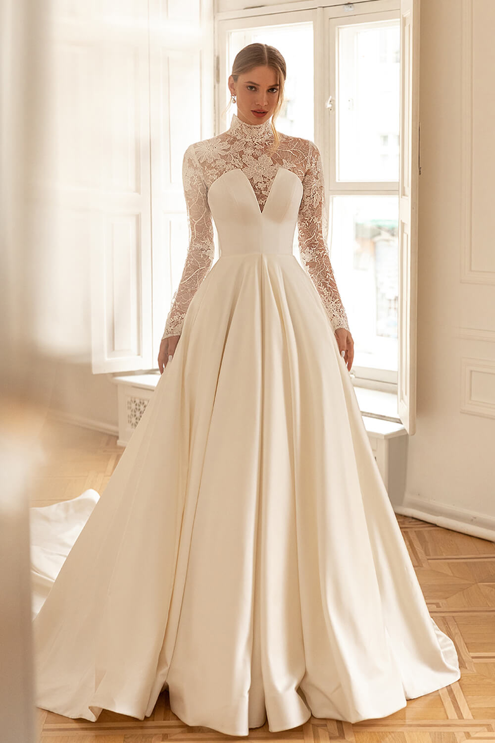 helly wedding dress