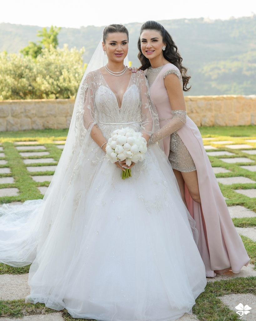 bride with her sister