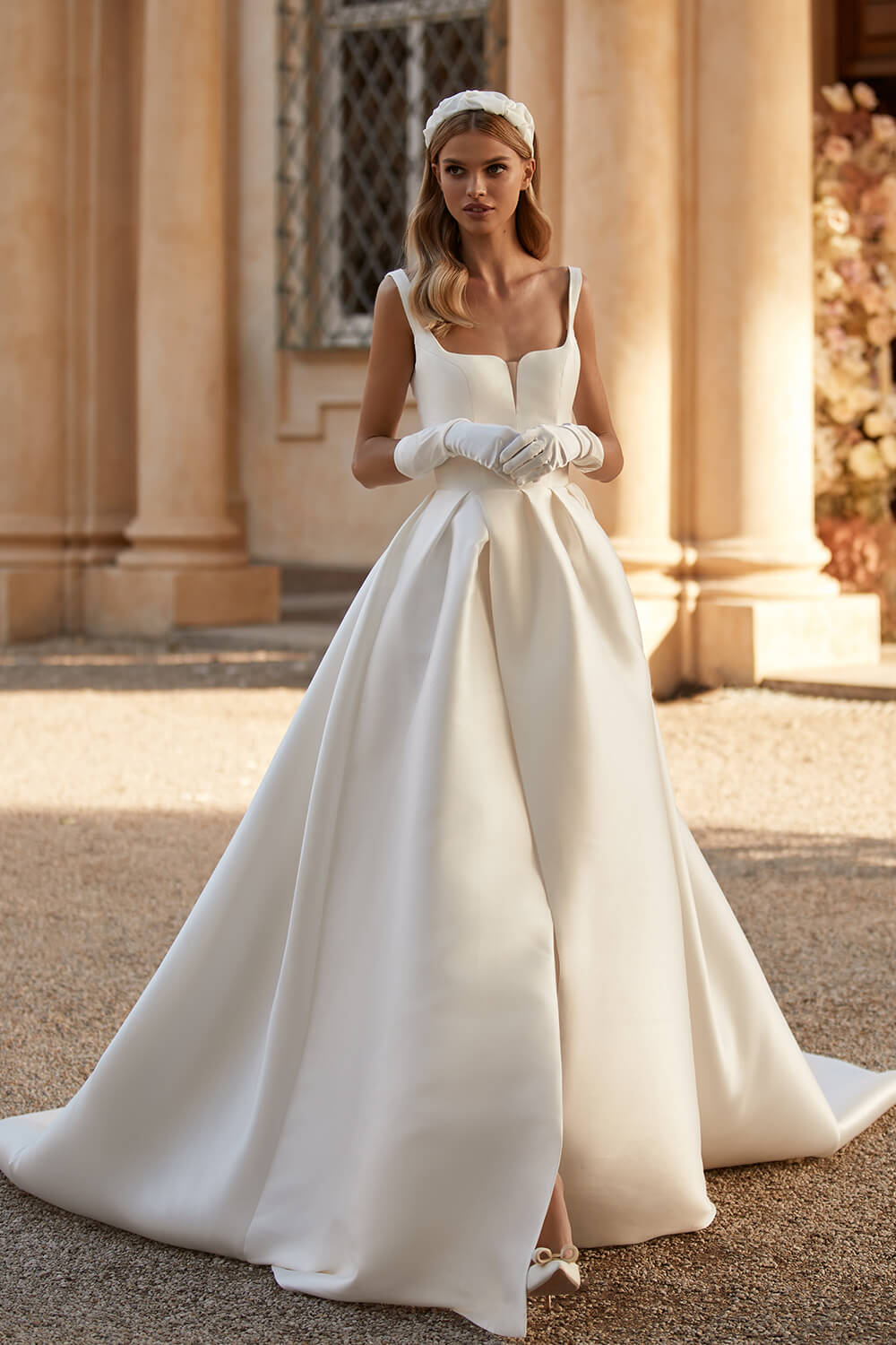 Wedding dress with gloves