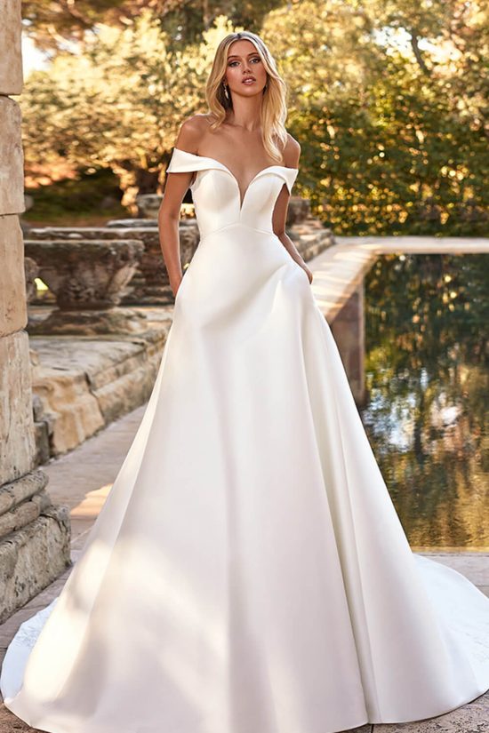 Shop Winnie | Elegant Bridal Gown by Pronovias | Esposa