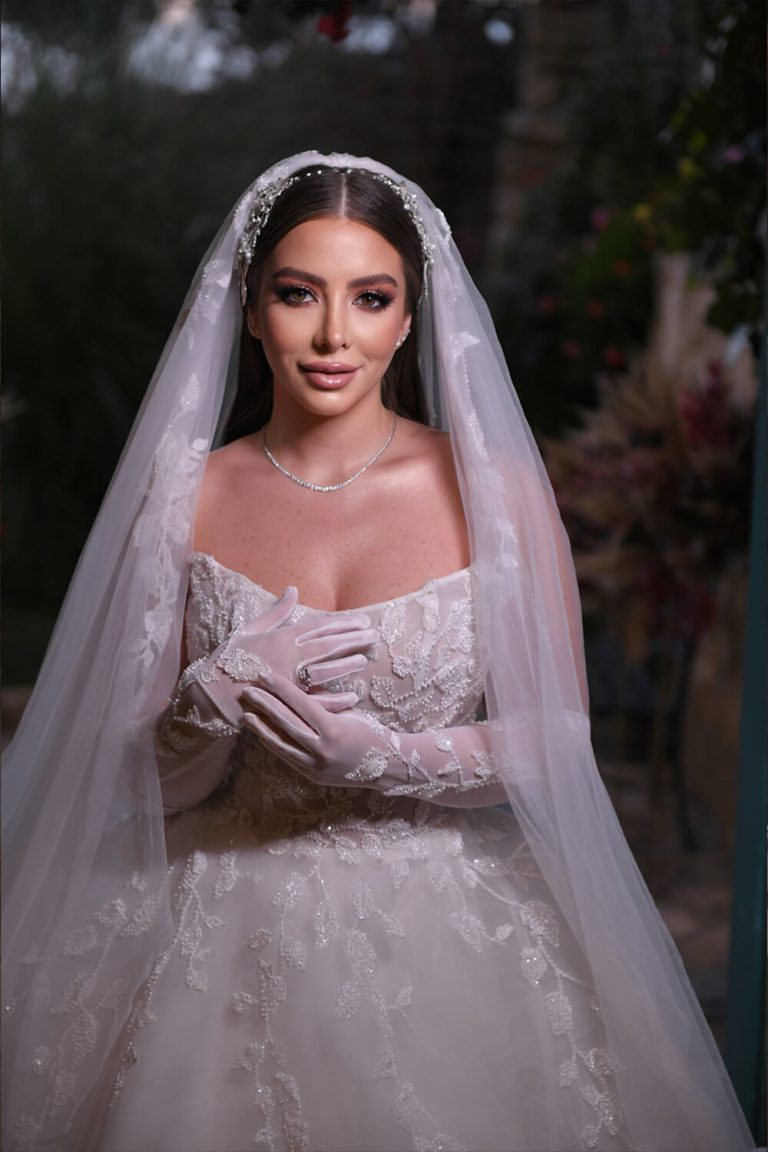 Wedding dress with gloves