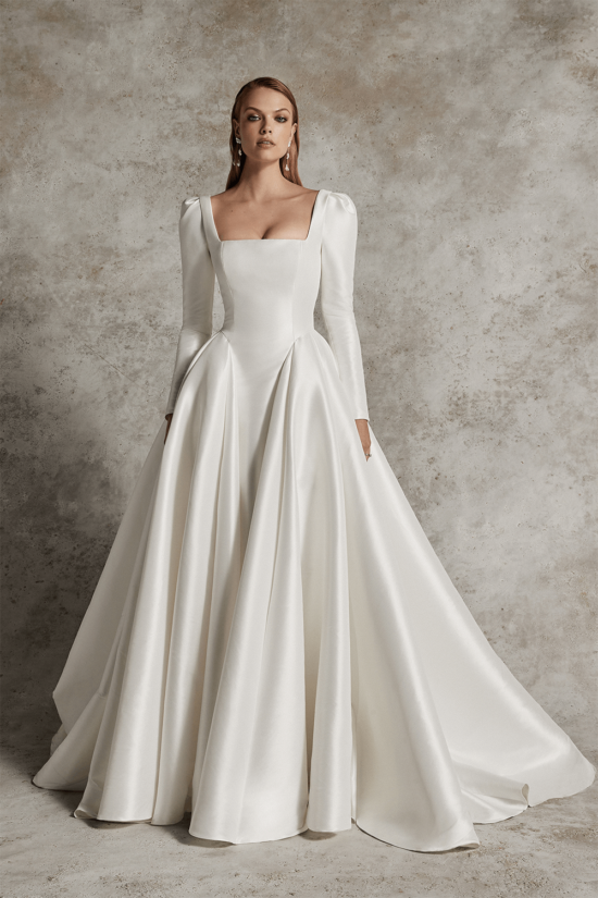 Elegant Bridal gown with removable sleeves