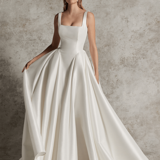 Elegant Bridal gown with removable sleeves