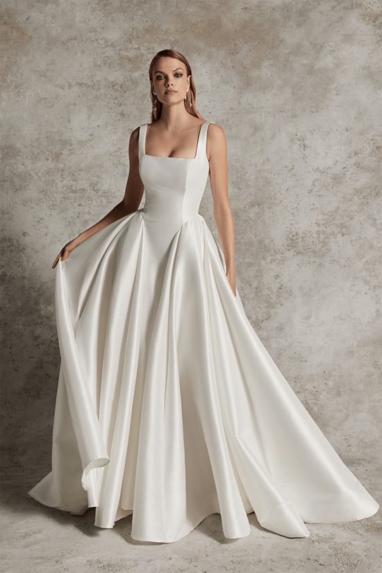 Elegant Bridal gown with removable sleeves