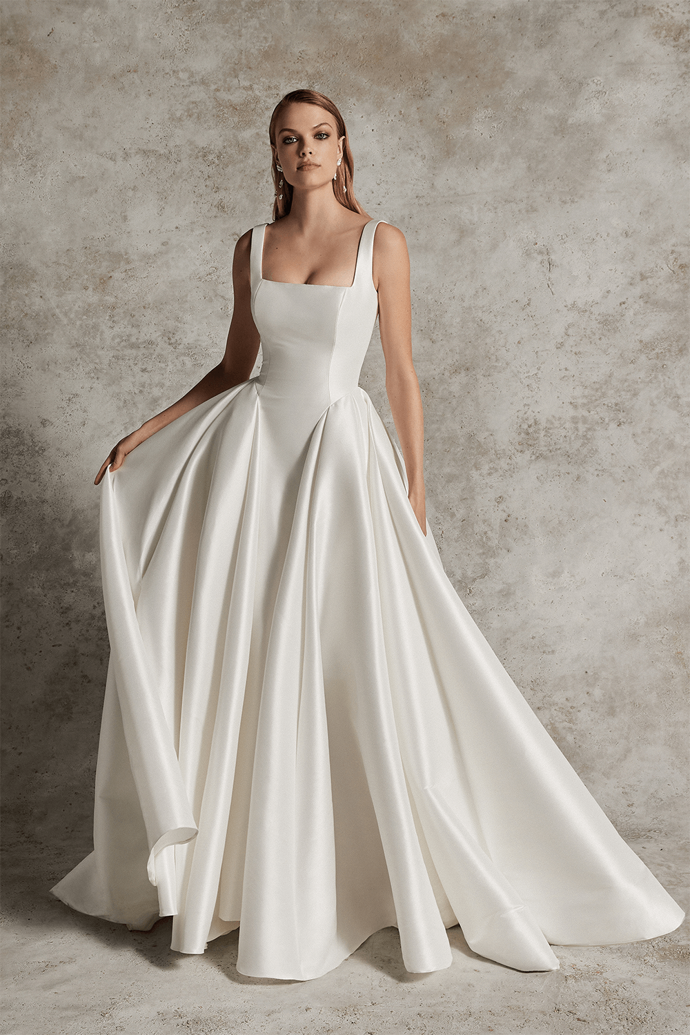 Elegant Bridal gown with removable sleeves