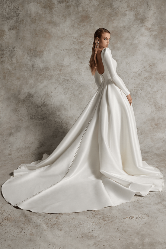 Elegant Bridal gown with removable sleeves