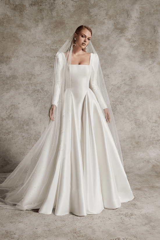 Elegant Bridal gown with removable sleeves