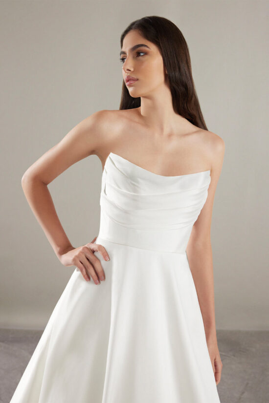 Elegant Strapless Bridal Gown