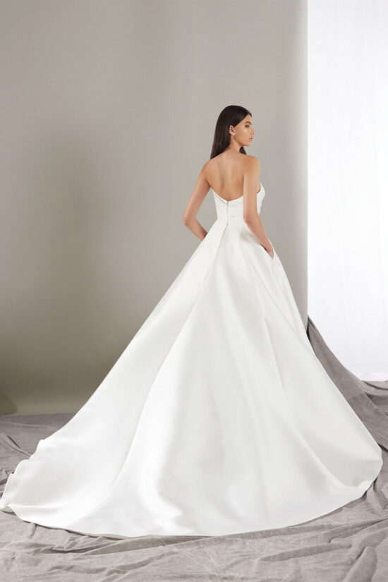 Elegant Strapless Bridal Gown