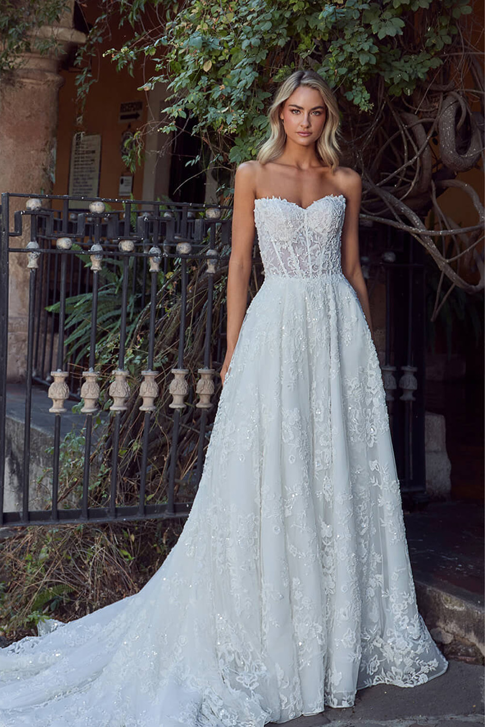 Elegant Lace Corset Bridal Dress With Detachable Sleeves