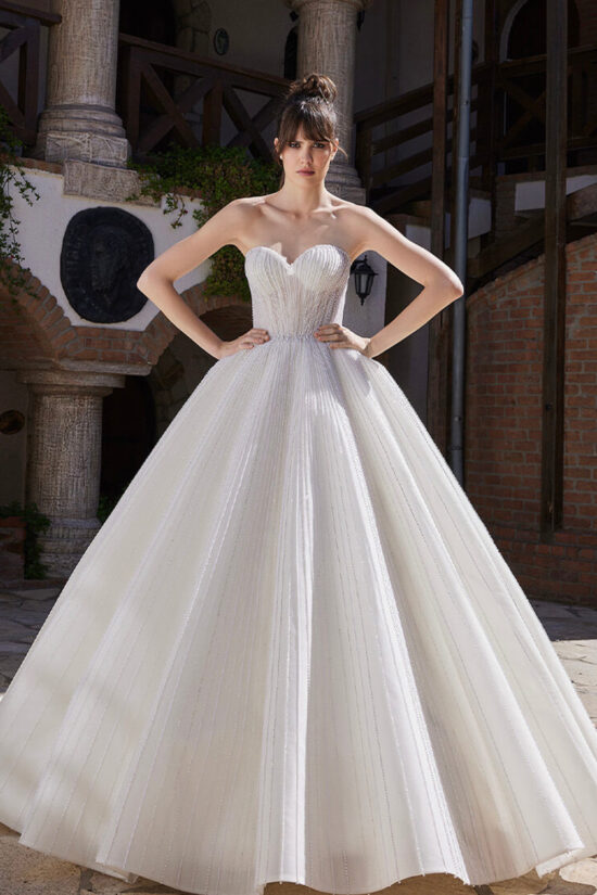 Strapless sweetheart neckline wedding dress