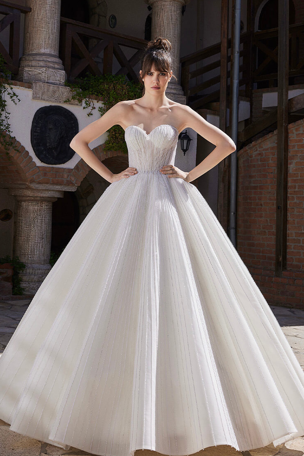 Strapless sweetheart neckline wedding dress